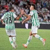 Vilarrasa es felicitado por Carracedo por su gol