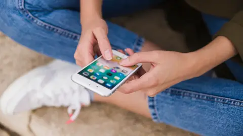 Persona con móvil Persona con móvil