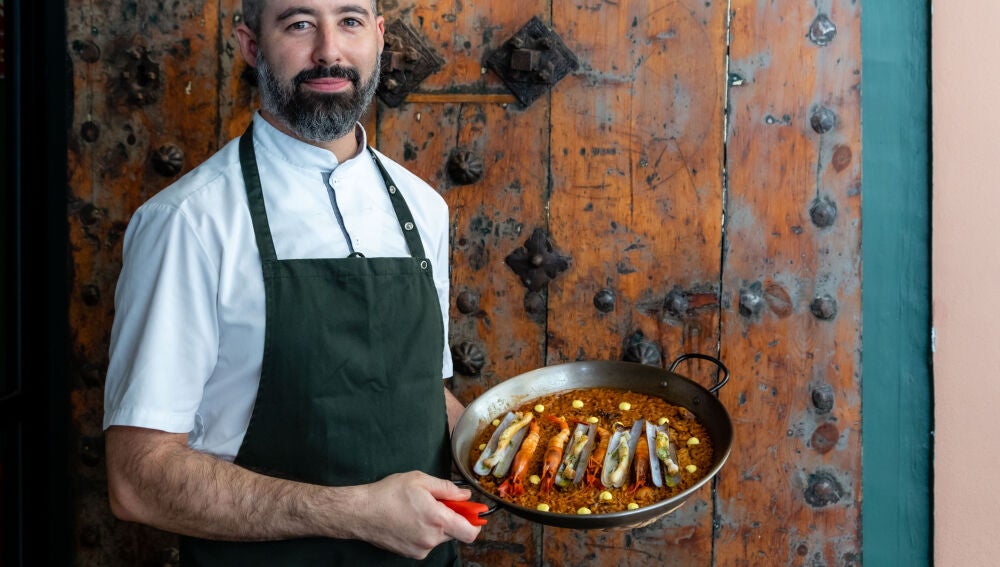 Jesús Muñoz con la fideuà. 