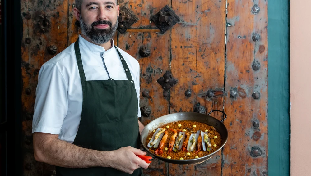 Jesús Muñoz con la fideuà. Jesús Muñoz con la fideuà.