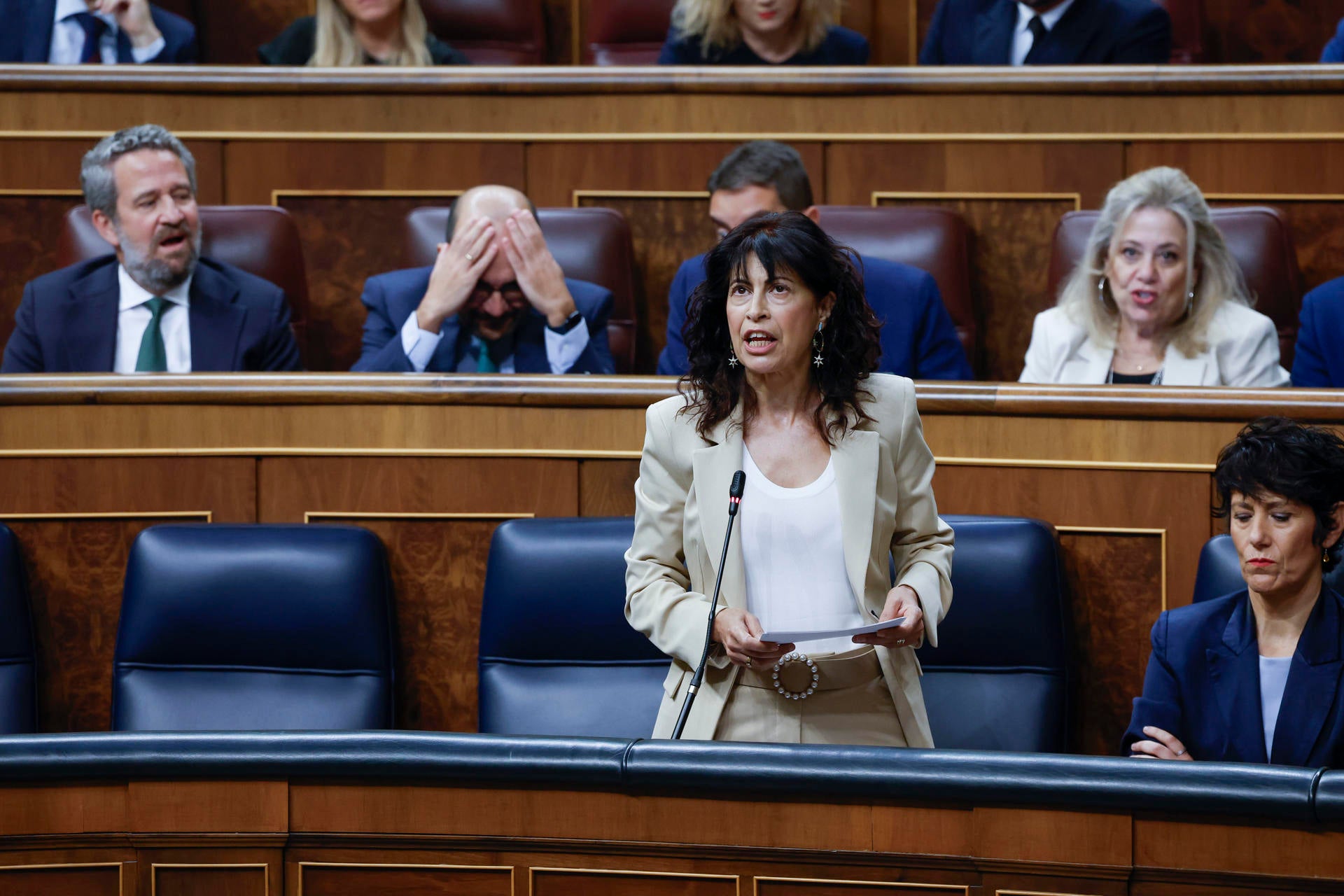 El Congreso reprueba a Ana Redondo por las pulseras antimaltrato: "La bandera feminista del PSOE se cae a pedazos" El Congreso reprueba a Ana Redondo por las pulseras antimaltrato: "La bandera feminista del PSOE se cae a pedazos"