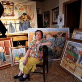 Gloria Merino, rodeada de algunos de sus cuadros y pinturas