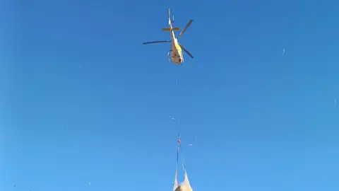 La Junta aplica trabajos de 'helimulching' para restauración forestal en Las Hurdes y Jarilla con entre 50.000 y 80.000 kilos de paja al día La Junta aplica trabajos de 'helimulching' para restauración forestal en Las Hurdes y Jarilla con entre 50.000 y 80.000 kilos de paja al día