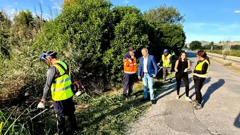 45 personas trabajan en la limpieza y adecuación de caminos rurales en Castellón 45 personas trabajan en la limpieza y adecuación de caminos rurales en Castellón