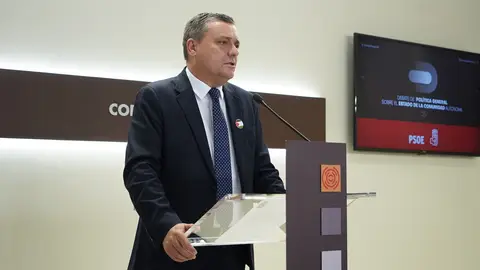 La oposición acusa a Azcón de “vender humo” sin presupuestos El portavoz del PSOE, Fernando Sabés, durante la rueda de prensa posterior al discurso de Jorge Azcón