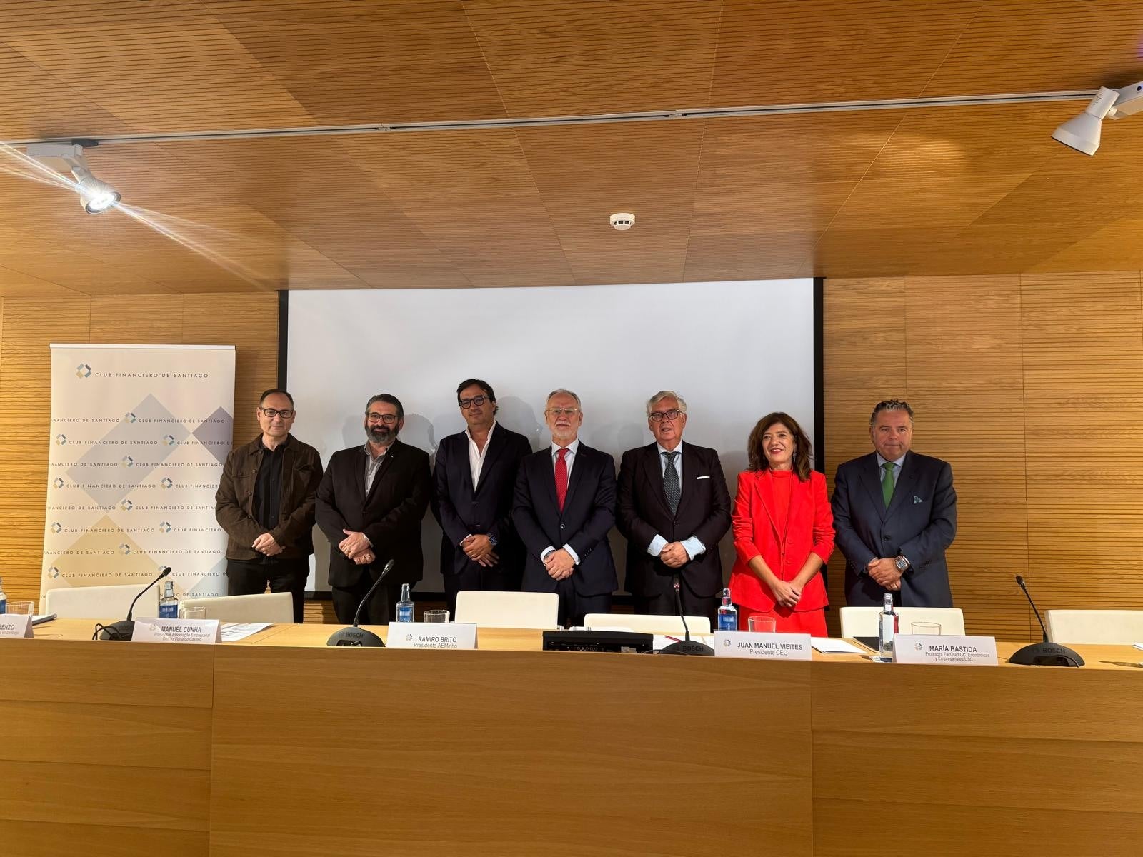 Administraciones y empresarios reclaman en Santiago el impulso de un sistema aeroportuario gallego coordinado Administraciones y empresarios reclaman en Santiago el impulso de un sistema aeroportuario gallego coordinado
