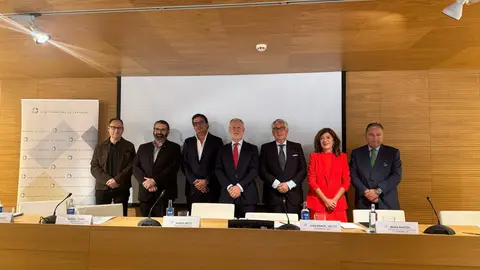 Administraciones y empresarios reclaman en Santiago el impulso de un sistema aeroportuario gallego coordinado Administraciones y empresarios reclaman en Santiago el impulso de un sistema aeroportuario gallego coordinado