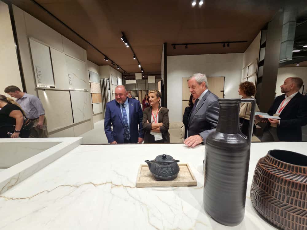 Cano destaca el esfuerzo y la sostenibilidad del sector cerámico valenciano en Cersaie Cano destaca el esfuerzo y la sostenibilidad del sector cerámico valenciano en Cersaie