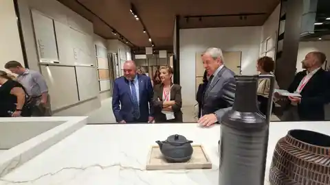 Cano destaca el esfuerzo y la sostenibilidad del sector cerámico valenciano en Cersaie Cano destaca el esfuerzo y la sostenibilidad del sector cerámico valenciano en Cersaie
