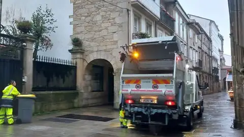 La alcaldesa de Santiago advierte de posibles sanciones y recortes si la nueva tasa de la basura sigue sin aprobarse La alcaldesa de Santiago advierte de posibles sanciones y recortes si la nueva tasa de la basura sigue sin aprobarse