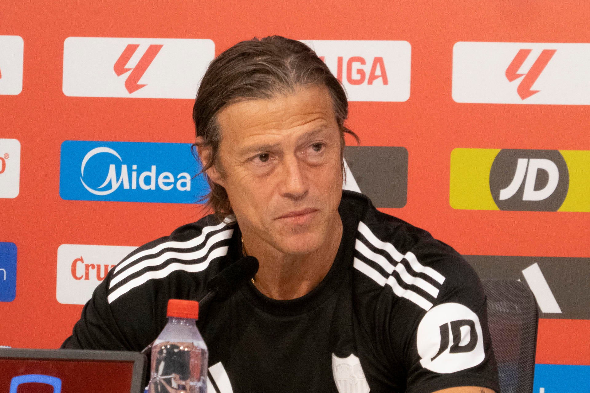 Almeyda: "Metiditos atrás casi se van a segunda" Almeyda: "Metiditos atrás casi se van a segunda"