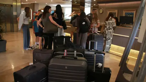 Turistes arribant a un hotel de Salou, en una imatge d'arxiu Turistes arribant a un hotel de Salou, en una imatge d'arxiu