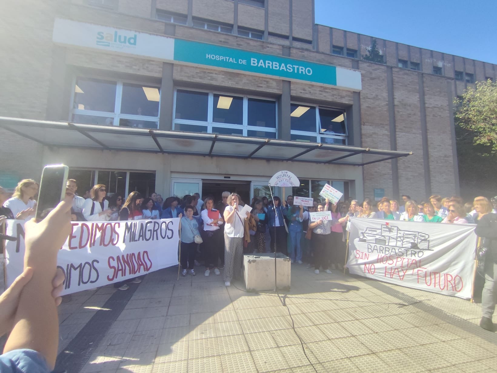 Cientos de personas se concentran en Defensa del Hospital de Barbastro Cientos de personas se concentran en Defensa del Hospital de Barbastro