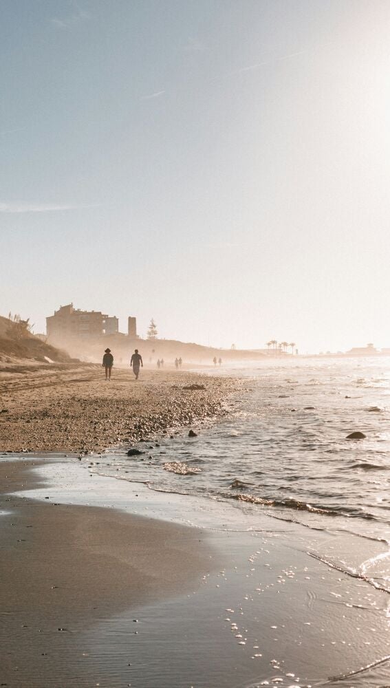 Playa natural de Cabopino, en Marbella, ideal para paseos otoñales