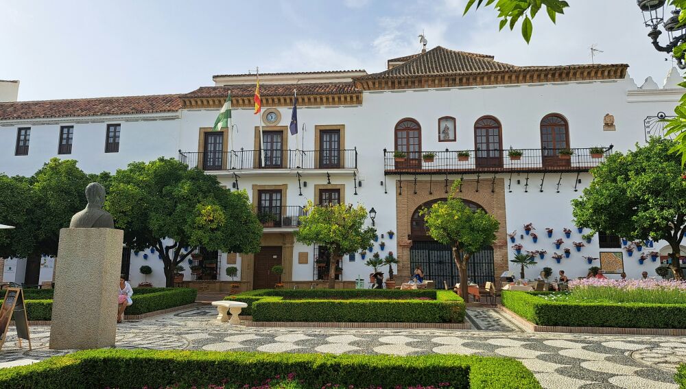 Plaza de los Naranjos, con el ayuntamiento de Marbella