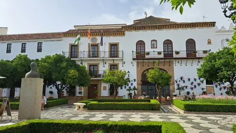 Plaza de los Naranjos, con el ayuntamiento de Marbella Plaza de los Naranjos, con el ayuntamiento de Marbella