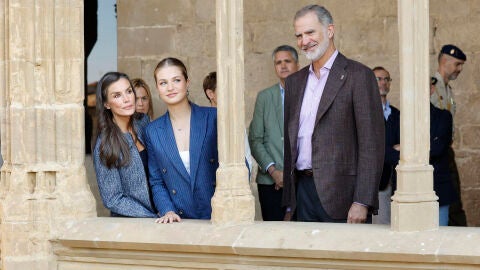 Los reyes de Espa&ntilde;a y la princesa de Asturias visitan el castillo de Olite (Navarra)