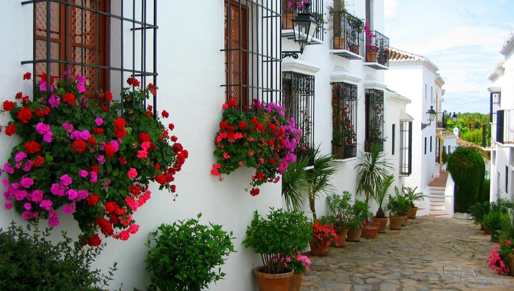 El encanto de las calles encaladas y floridas de Marbella
