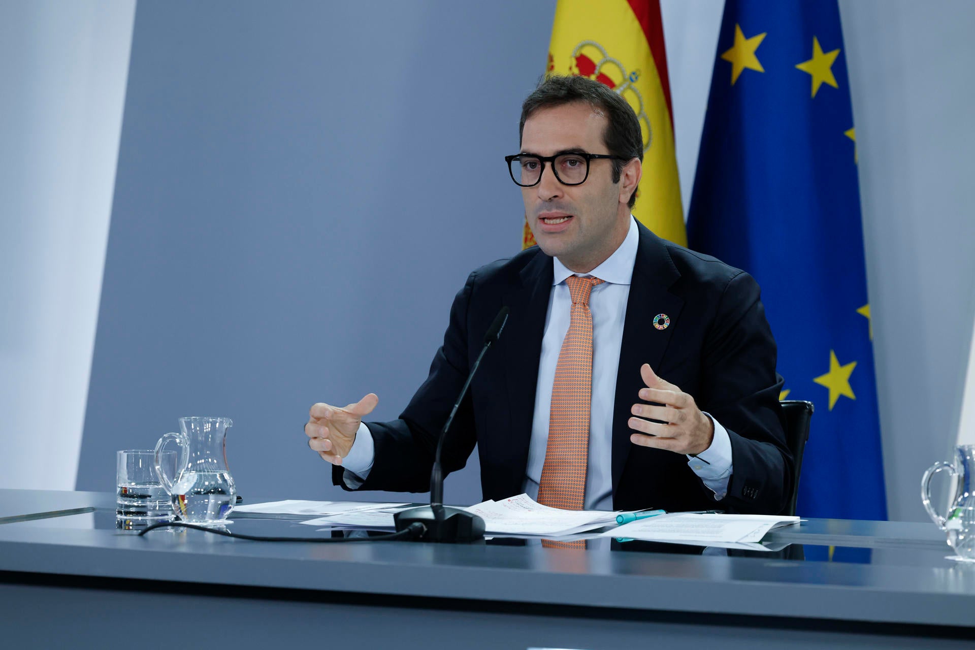 Hito histórico de la deuda española: Moody's y Fitch se unen a S&P y elevan la calificación a 'A' Hito histórico de la deuda española: Moody's y Fitch se unen a S&P y elevan la calificación a 'A'