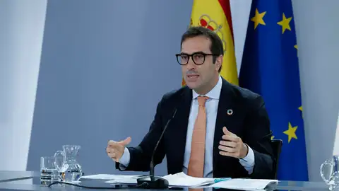 Hito histórico de la deuda española: Moody's y Fitch se unen a S&P y elevan la calificación a 'A' Hito histórico de la deuda española: Moody's y Fitch se unen a S&P y elevan la calificación a 'A'