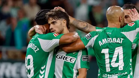Abde y Cucho Hernández se abrazan tras un gol del Betis. Abde y Cucho Hernández se abrazan tras un gol del Betis.