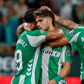 Abde y Cucho Hernández se abrazan tras un gol del Betis.