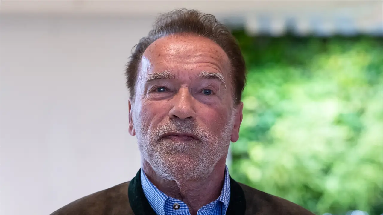 Arnold Schwarzenegger visita Más de uno