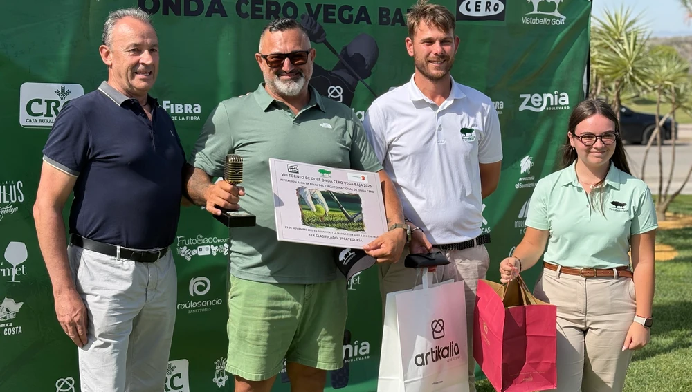 El director comercial de Onda Cero Vega Baja, Javier Ferrández, entregó algunos de los premios El director comercial de Onda Cero Vega Baja, Javier Ferrández, entregó algunos de los premios