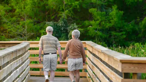 Un hombre y una mujer paseando Un hombre y una mujer paseando
