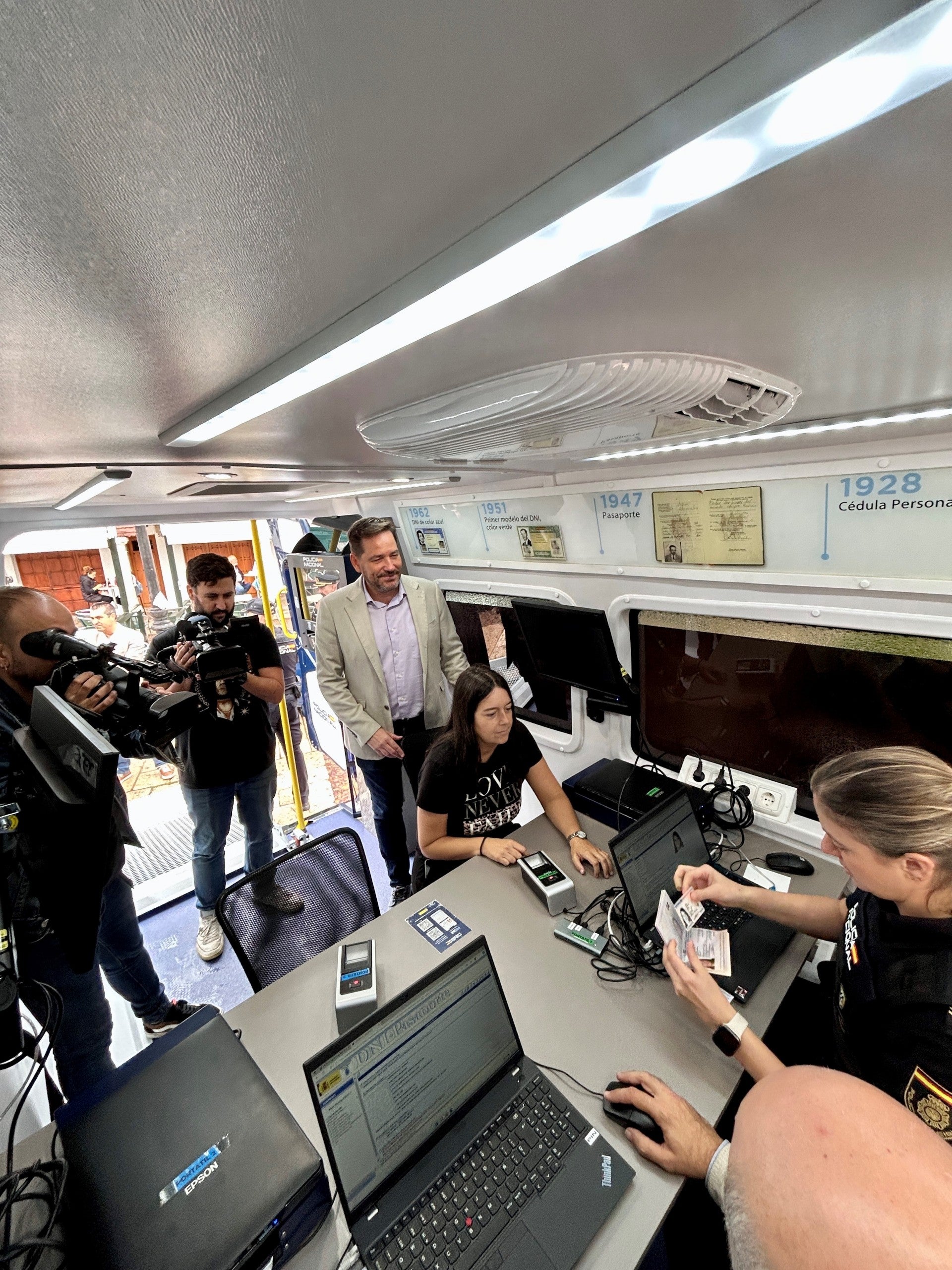 Policía Nacional acerca la expedición de DNI y pasaportes a todos los municipios de Ciudad Real con un nuevo vehículo VIDOC Policía Nacional acerca la expedición de DNI y pasaportes a todos los municipios de Ciudad Real con un nuevo vehículo VIDOC