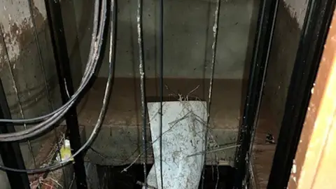 Ascensor dañado en la dana. Ascensor dañado en la dana.