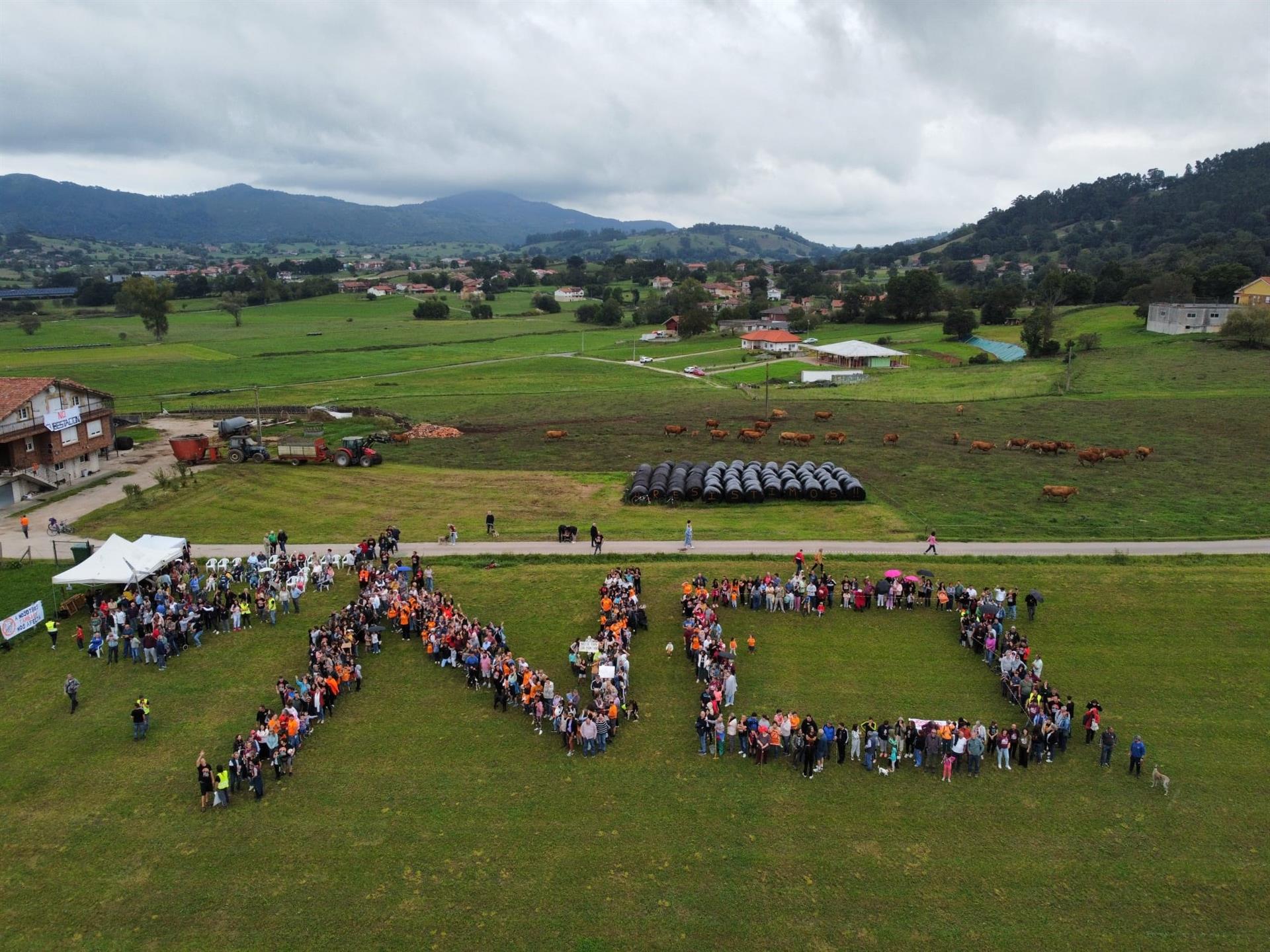 Más de 500 personas se concentran en Penagos contra la subestación y las torres del polígono eólico Briesa Más de 500 personas se concentran en Penagos contra la subestación y las torres del polígono eólico Briesa