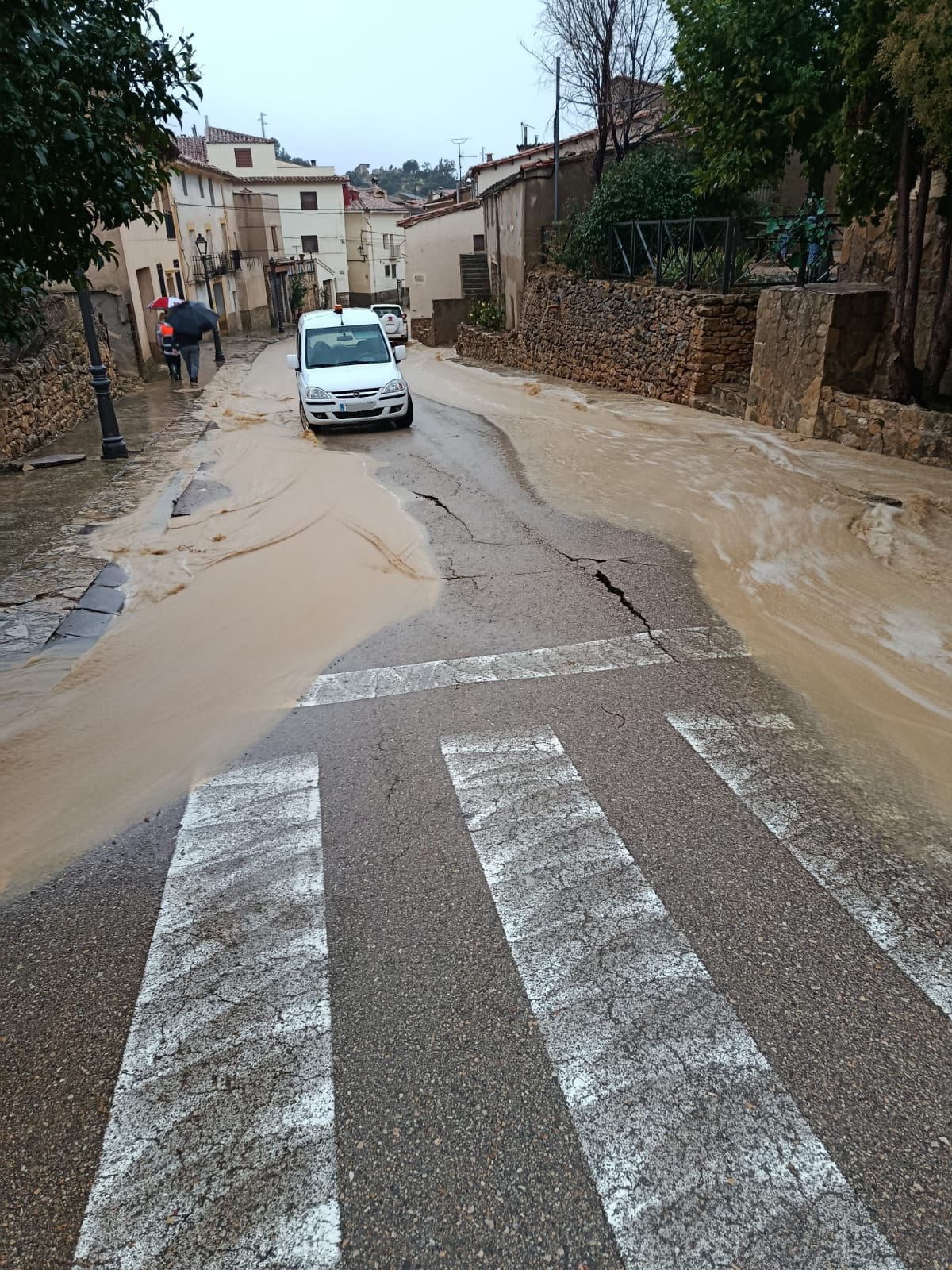 La tormenta obliga a cortar la carretera en Las Parras de Castellote La tormenta obliga a cortar la carretera en Las Parras de Castellote