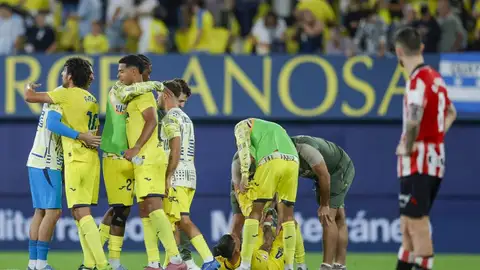 Los jugadores del Villarreal se abrazan tras ganar al Athletic Los jugadores del Villarreal se abrazan tras ganar al Athletic