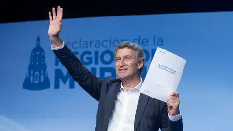 Qué es el visado por puntos para inmigrantes que propone Feijóo: el idioma y trabajar en sectores con demanda son claves