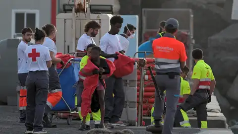 Llegada de un cayuco con 198 inmigrantes de origen subsahariano a bordo a El Hierro Llegada de un cayuco con 198 inmigrantes de origen subsahariano a bordo a El Hierro