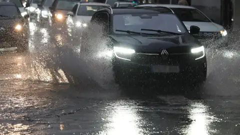 Archivo - Un coche salpica agua - Archivo - Un coche salpica agua -