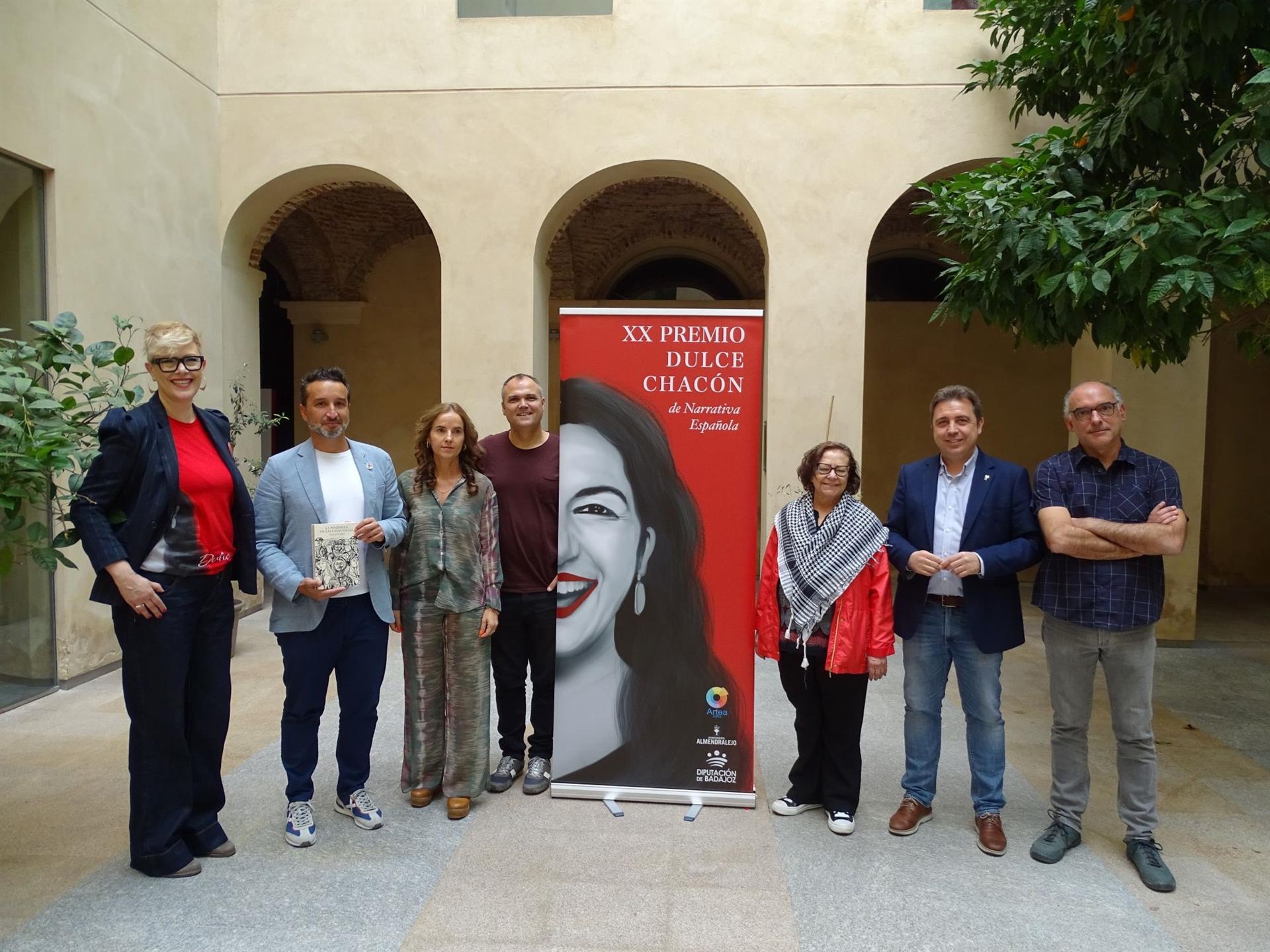 David Uclés gana el XX Premio de Narrativa Española 'Dulce Chacón' por 'La Península de las casas vacías' David Uclés gana el XX Premio de Narrativa Española 'Dulce Chacón' por 'La Península de las casas vacías'