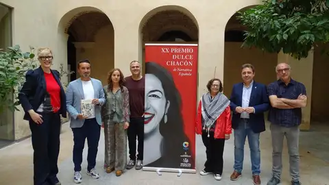 David Uclés gana el XX Premio de Narrativa Española 'Dulce Chacón' por 'La Península de las casas vacías' David Uclés gana el XX Premio de Narrativa Española 'Dulce Chacón' por 'La Península de las casas vacías'