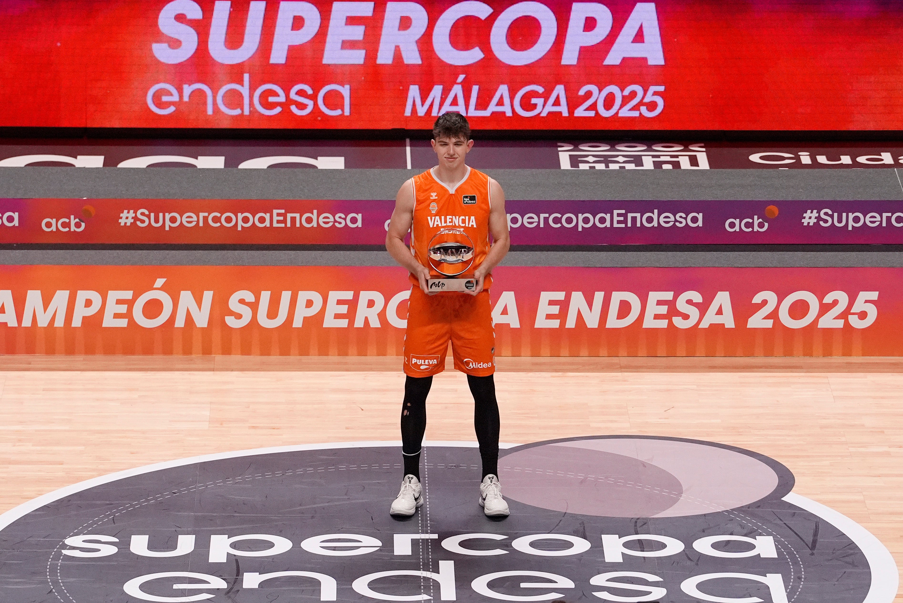 De Larrea, un MVP de 19 años que ha aplazado la NBA para explotar en el Valencia De Larrea, un MVP de 19 años que ha aplazado la NBA para explotar en el Valencia