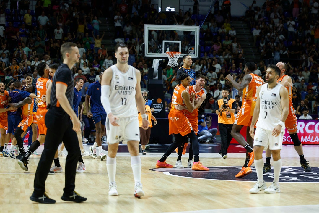 El Valencia somete al Real Madrid y levanta su segunda Supercopa El Valencia somete al Real Madrid y levanta su segunda Supercopa