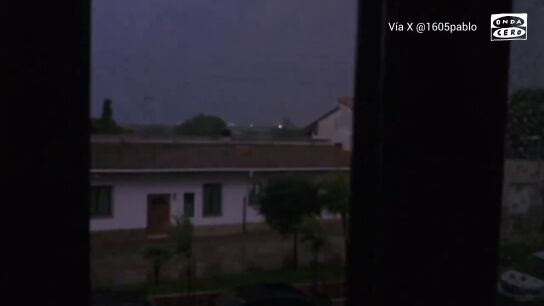 El incre&iacute;ble v&iacute;deo de un rel&aacute;mpago que ha dejado la tormenta en Castell&oacute;n: &ldquo;Ha apagado toda la calle de golpe&rdquo;