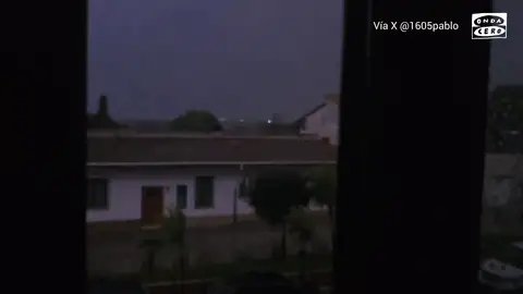 El increíble vídeo de un relámpago que ha dejado la tormenta en Castellón: “Ha apagado toda la calle de golpe” El increíble vídeo de un relámpago que ha dejado la tormenta en Castellón: “Ha apagado toda la calle de golpe”