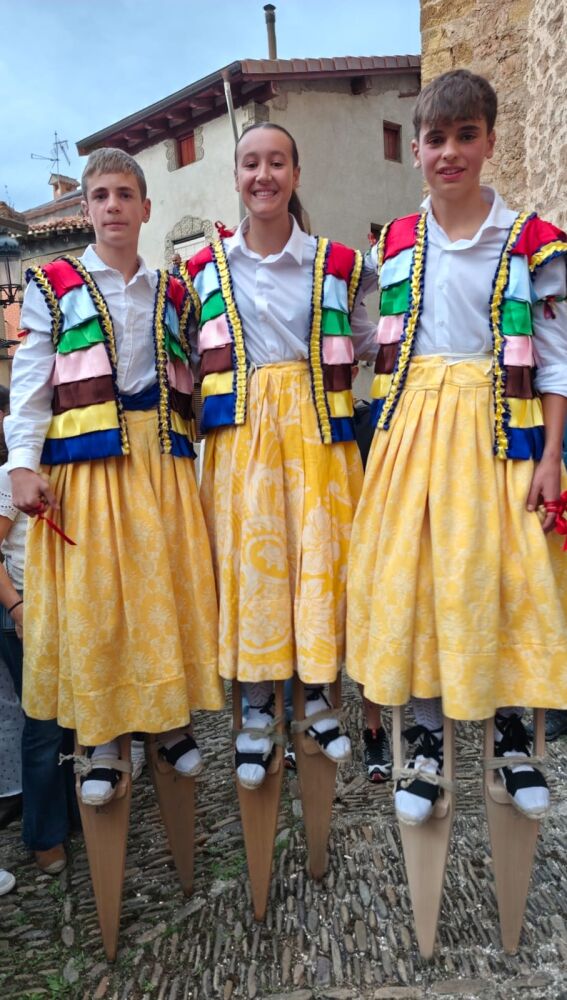 Mujer danzadora Anguiano