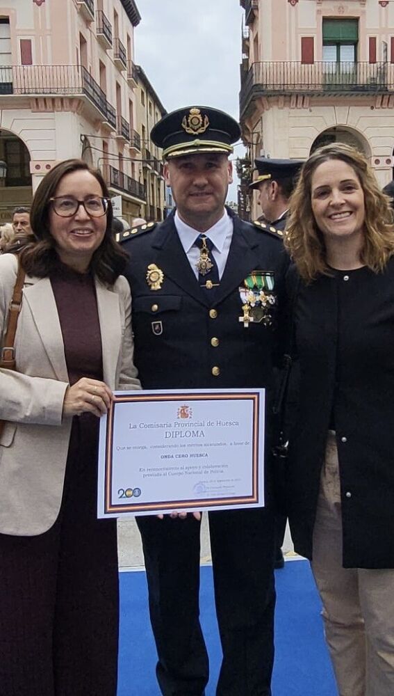 Las redactoras de Onda Cero, Patricia Laliena y Marga Gabarre, han recibido su diploma de manos del comisario provincial.
