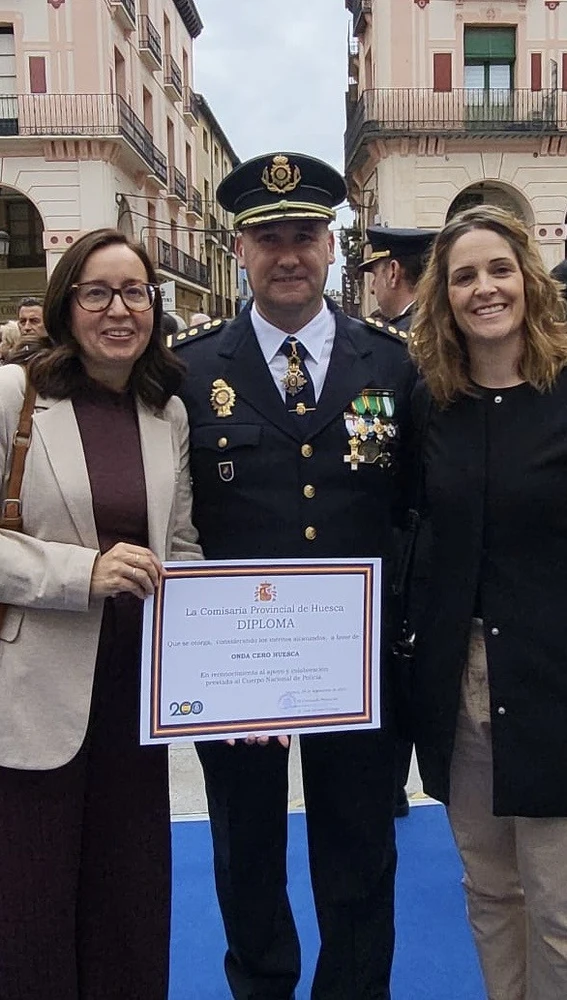 Las redactoras de Onda Cero, Patricia Laliena y Marga Gabarre, han recibido su diploma de manos del comisario provincial. Las redactoras de Onda Cero, Patricia Laliena y Marga Gabarre, han recibido su diploma de manos del comisario provincial.
