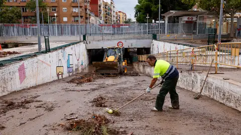 Limpieza del barranco de La Saleta en Aldaia, Valencia, este lunes. Limpieza del barranco de La Saleta en Aldaia, Valencia, este lunes.