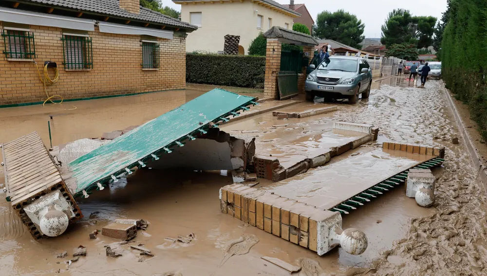 Viviendas inundadas en una urbanización en Santa Fe en Zaragoza Viviendas inundadas en una urbanización en Santa Fe en Zaragoza
