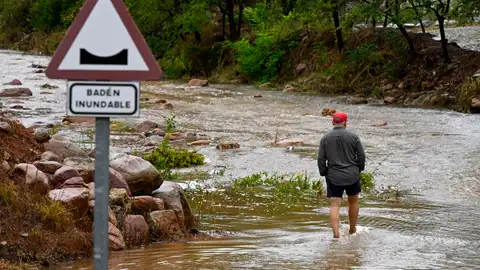 Un hombre cruza un badén inundable durante este lunes en el que el aviso rojo (riesgo extremo) por precipitaciones que pueden acumular 180 litros por metro cuadrado en doce horas estará activo hasta la medianoche de hoy en el litoral de la provincia de Valencia, mientras que ha finalizado en el litoral norte de Castellón este mediodía. Un hombre cruza un badén inundable durante este lunes en el que el aviso rojo (riesgo extremo) por precipitaciones que pueden acumular 180 litros por metro cuadrado en doce horas estará activo hasta la medianoche de hoy en el litoral de la provincia de Valencia, mientras que ha finalizado en el litoral norte de Castellón este mediodía.