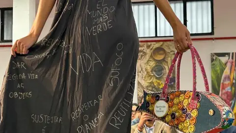 La moda sostenible hispano-lusa cierra con un desfile en la Plaza del Mercado de Plasencia la Feria Resotex La moda sostenible hispano-lusa cierra con un desfile en la Plaza del Mercado de Plasencia la Feria Resotex